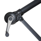 Robuster Ausleger-Sonnenschirm mit grünem Stoff, stabiler Metallstruktur und praktischer Kurbel zum einfachen Öffnen und Schließen