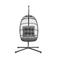Schwarzer Rattan Hängesessel in Eiform mit grauem, gepolstertem Kissen, stabiler Metallbasis und modernem Design, ideal für Innen- und Außenbereiche