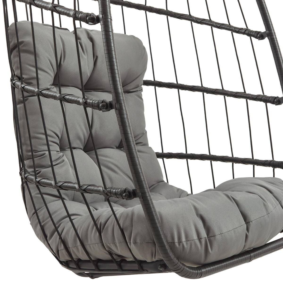 Schwarzer Rattan Hängesessel in Eiform mit weichem, grauem Kissen, ideal für entspannende Momente im Innen- oder Außenbereich