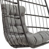 Schwarzer Rattan Hängesessel in Eiform mit weichem, grauem Kissen, ideal für entspannende Momente im Innen- oder Außenbereich