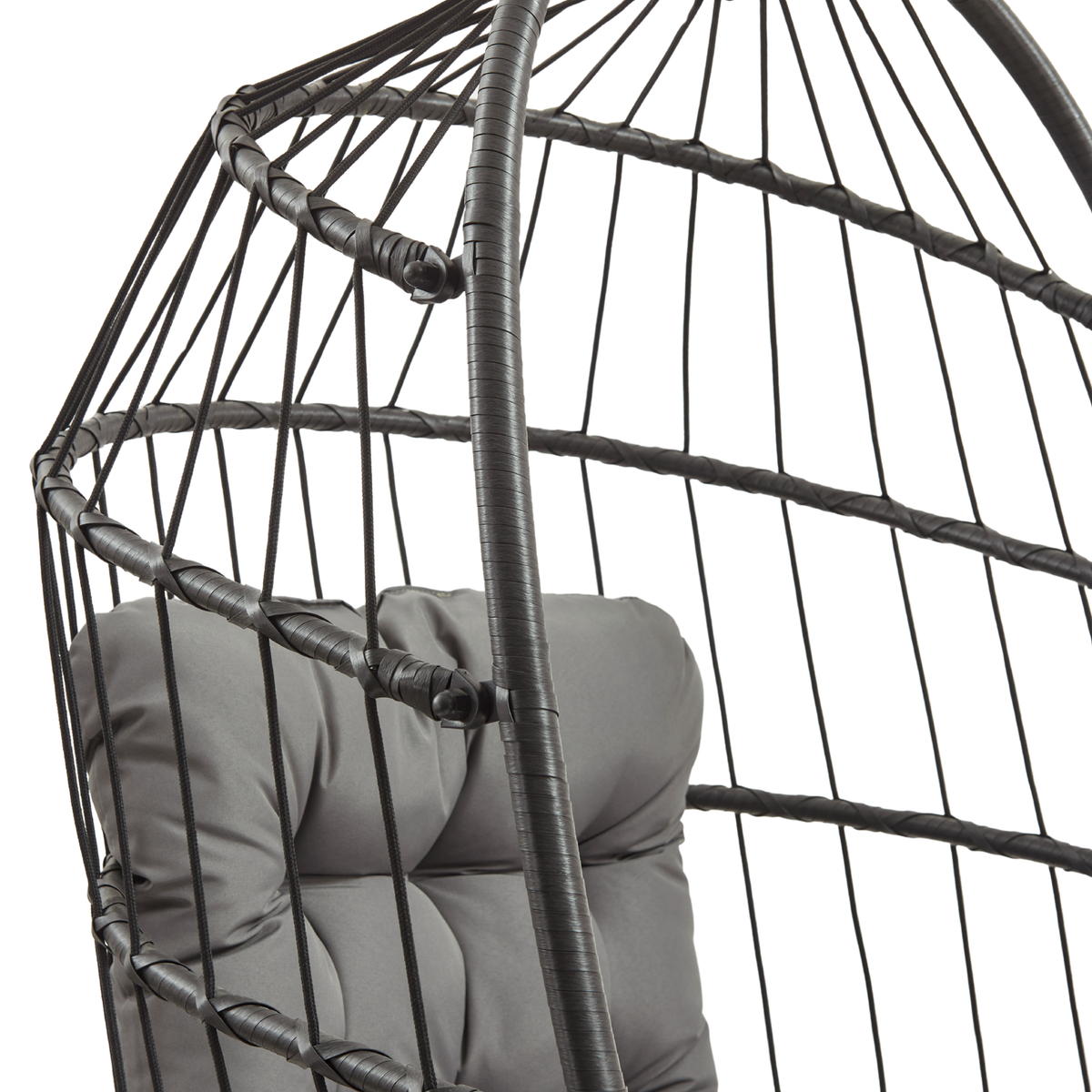 Schwarzer Rattan Hängesessel in Eiform mit gepolstertem, grauem Kissen, ideal für entspannende Momente im Innen- und Außenbereich