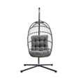 Rattan Hängesessel in Eiform in Grau mit gepolstertem Sitzkissen, stabiler Metallbasis und eleganter, geflochtener Struktur für stilvolle Entspannung