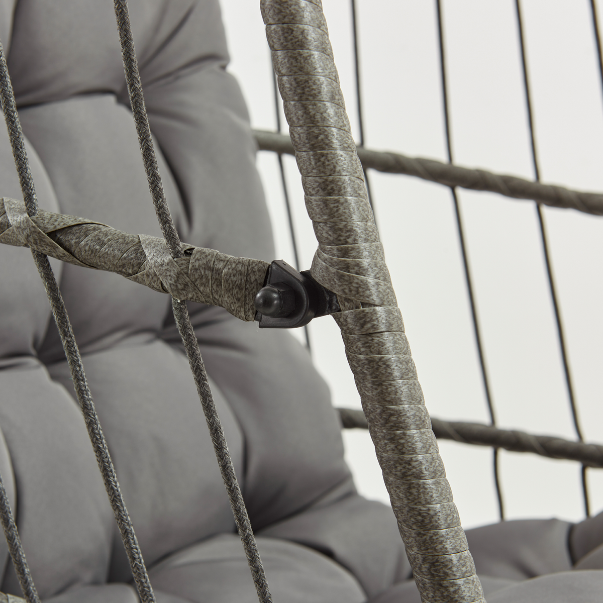 Grauer Rattan Hängesessel in Eiform mit gepolstertem Kissen, geflochtenem Material und stabilen Seilen für zusätzlichen Komfort und Stil