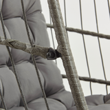 Grauer Rattan Hängesessel in Eiform mit gepolstertem Kissen, geflochtenem Material und stabilen Seilen für zusätzlichen Komfort und Stil
