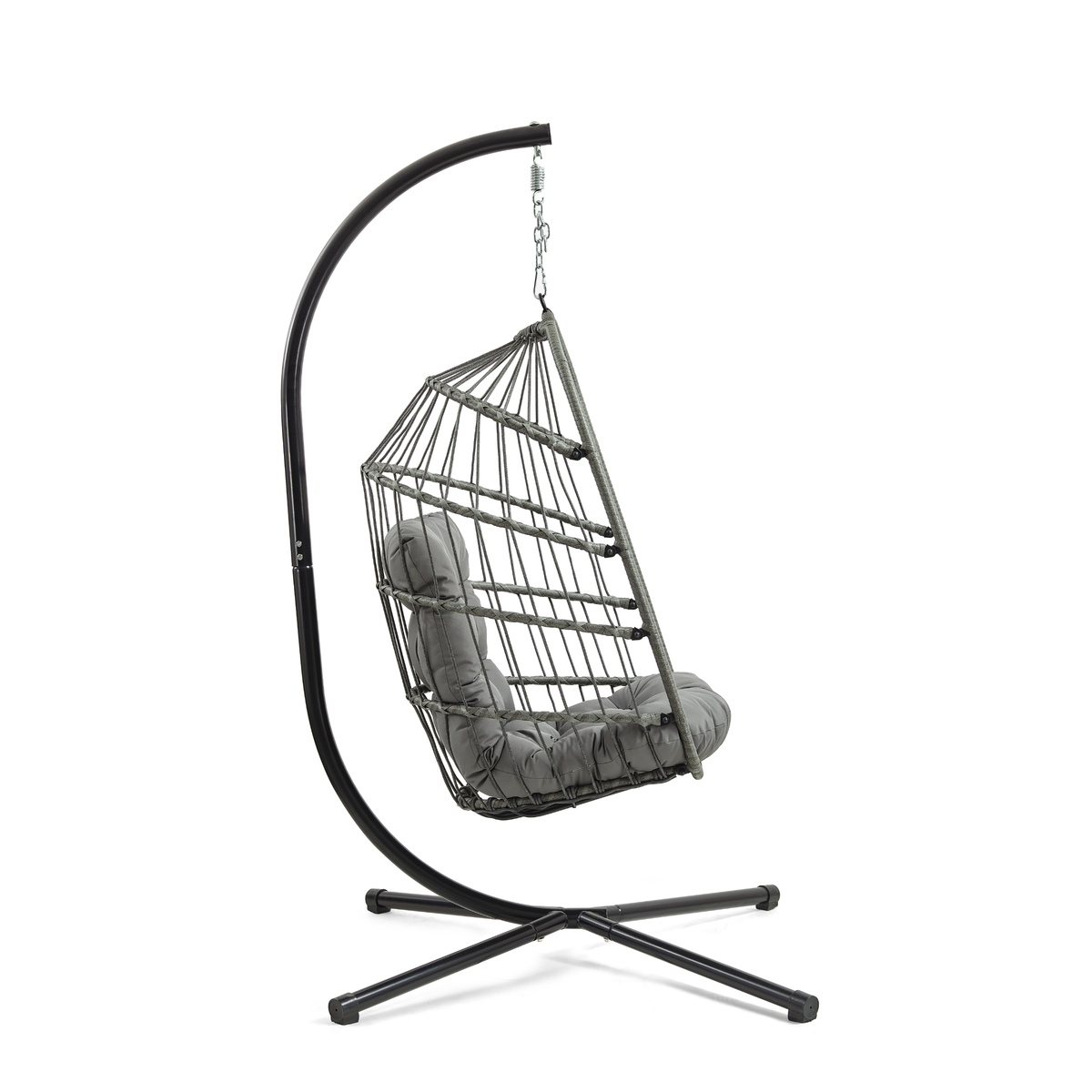 Eleganter grauer Rattan Hängesessel in Eiform, geflochten mit weichem Polster, aufgehängt an einem stabilen, schwarzen Metallgestell