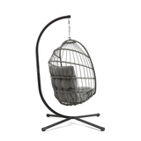 Rattan Hängesessel in Eiform, grau, mit weichem, gepolstertem Kissen, an einem stabilen, schwarzen Metallgestell hängend, ideal für entspannte Momente