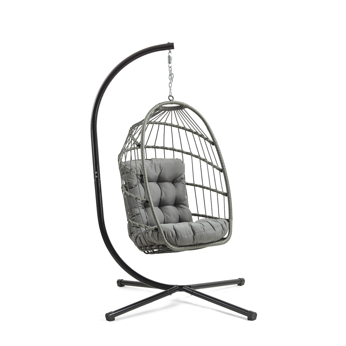Eleganter grauer Rattan Hängesessel in Eiform mit weichem, gepolstertem Kissen, aufgehängt an einem stabilen, schwarzen Metallgestell