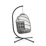 Eleganter grauer Rattan Hängesessel in Eiform mit weichem, gepolstertem Kissen, aufgehängt an einem stabilen, schwarzen Metallgestell