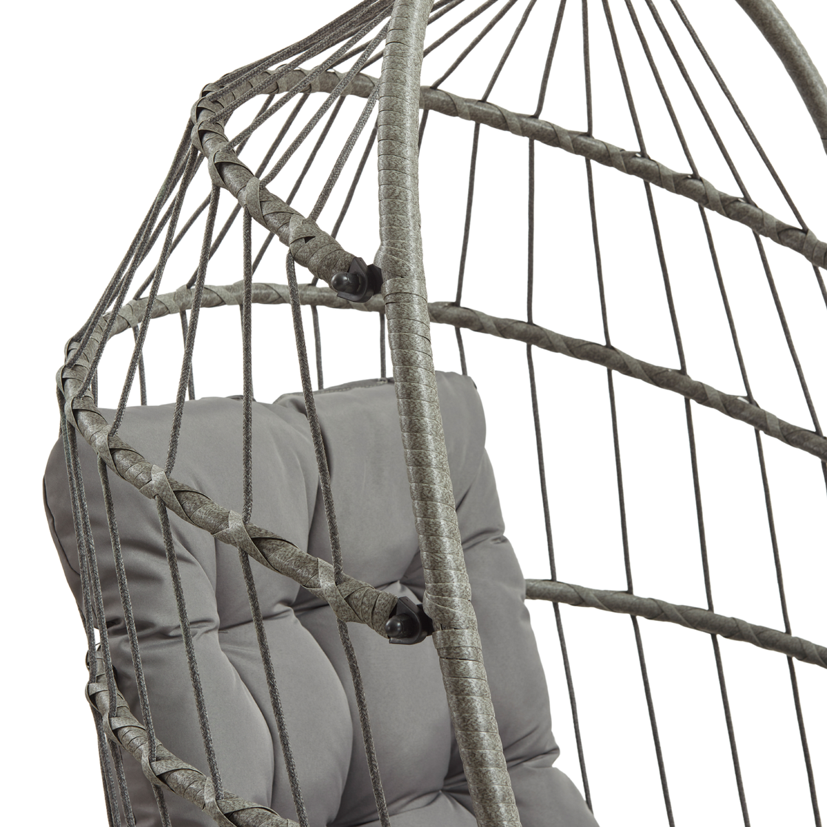 Eiformiger Rattan Hängesessel in Grau mit weichem, gepolstertem Sitzkissen und eleganten, geflochtenen Details für stilvolle Entspannung