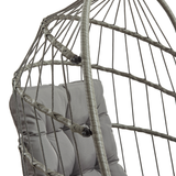 Eiformiger Rattan Hängesessel in Grau mit weichem, gepolstertem Sitzkissen und eleganten, geflochtenen Details für stilvolle Entspannung