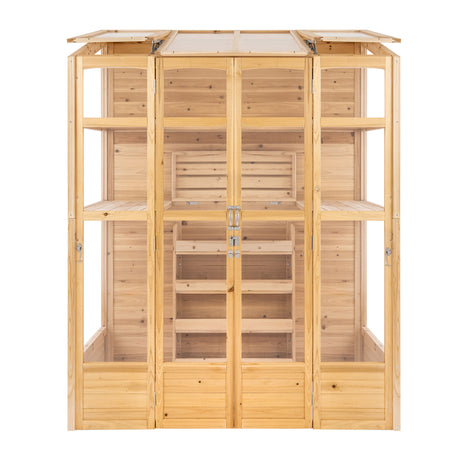 Klassisches Gewächshaus aus naturbelassenem Holz, mit großen Fenstern, stabilen Türen und offenen Regalen für Pflanzenpflege