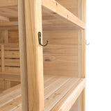 Klassisches Gewächshaus aus Naturholz mit transparenten Glasfenstern, stabilen Regalen und eleganten, goldenen Haken für Pflanzenpflege