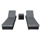 Elegantes Liegestuhlset aus Rattan in Schwarz mit grauen Polstern, ideal für den Garten oder die Terrasse, modernes Design