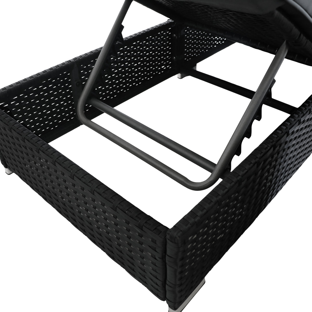 Schwarzes Rattan-Liegestuhlset mit verstellbarem Rücken, robustem Metallgestell und geflochtenem Design für stilvolle Entspannung