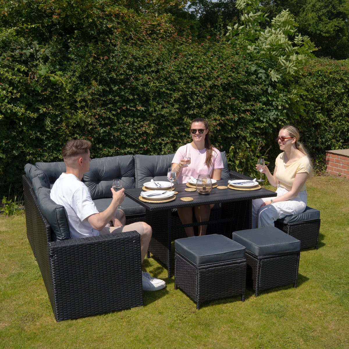 Rattan Eckset mit Verbundstoff-Tisch – Schwarz