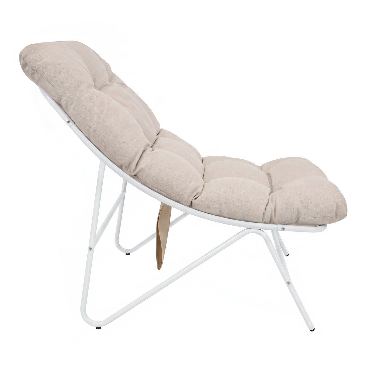 Beige gepolsterter Stuhl mit weißem Metallgestell, elegant geschwungene Form und weichem, strapazierfähigem Stoff für Komfort