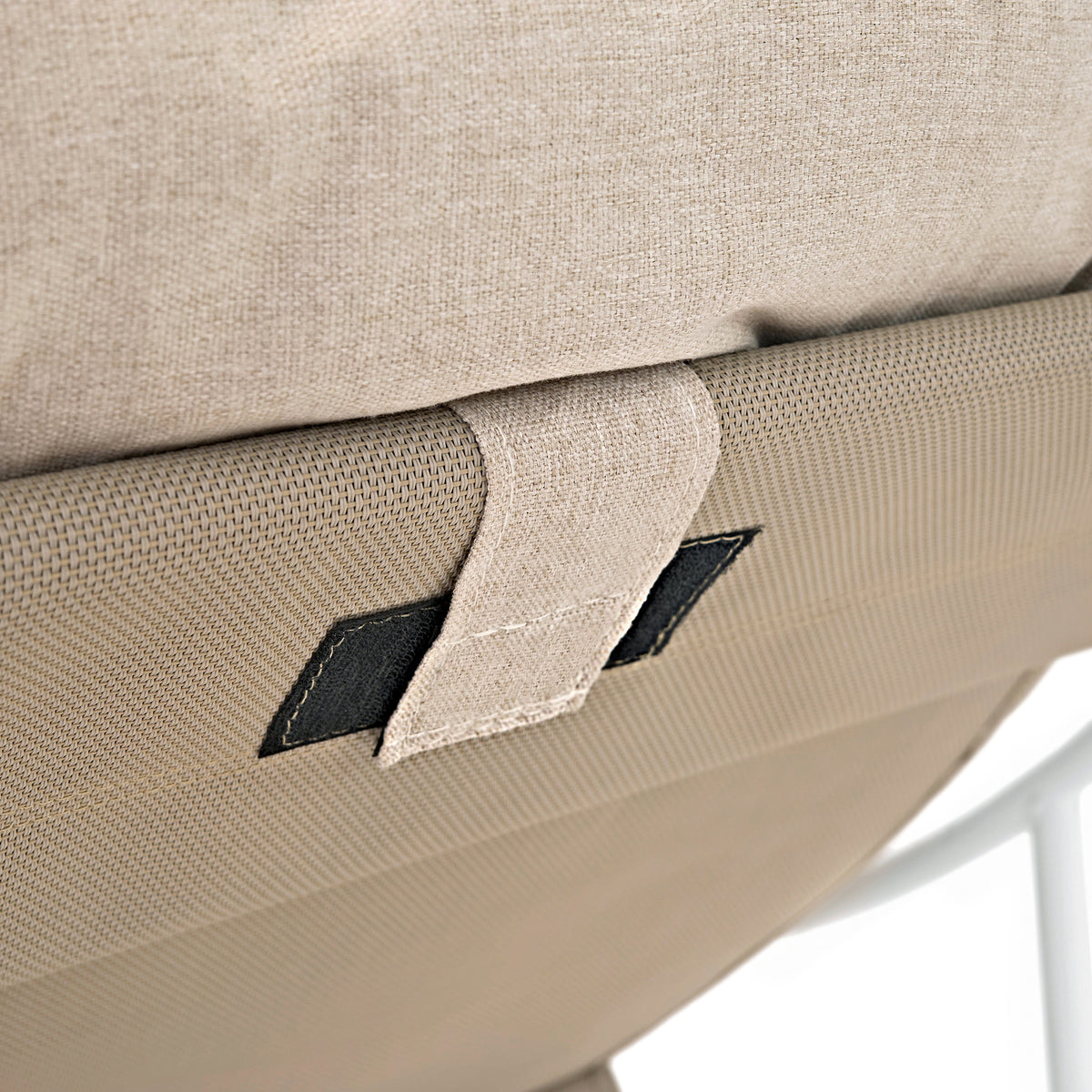 Beige, gepolsterter Stuhl mit strapazierfähigem Bezug und stabiler Rückenlehne, ideal für gemütliche Bistro-Setups im Freien