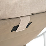 Beige, gepolsterter Stuhl mit strapazierfähigem Bezug und stabiler Rückenlehne, ideal für gemütliche Bistro-Setups im Freien