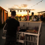 Mobiler Cocktail-Bar-Station mit 800mm Eiswürfelwagen, Edelstahl, Holzoberfläche, ideal für Veranstaltungen im Freien bei Sonnenuntergang