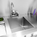 Edelstahl-Waschbecken mit glänzender Oberfläche, integriertem Wasserhahn und Platz für Eiswürfel und frische Zutaten