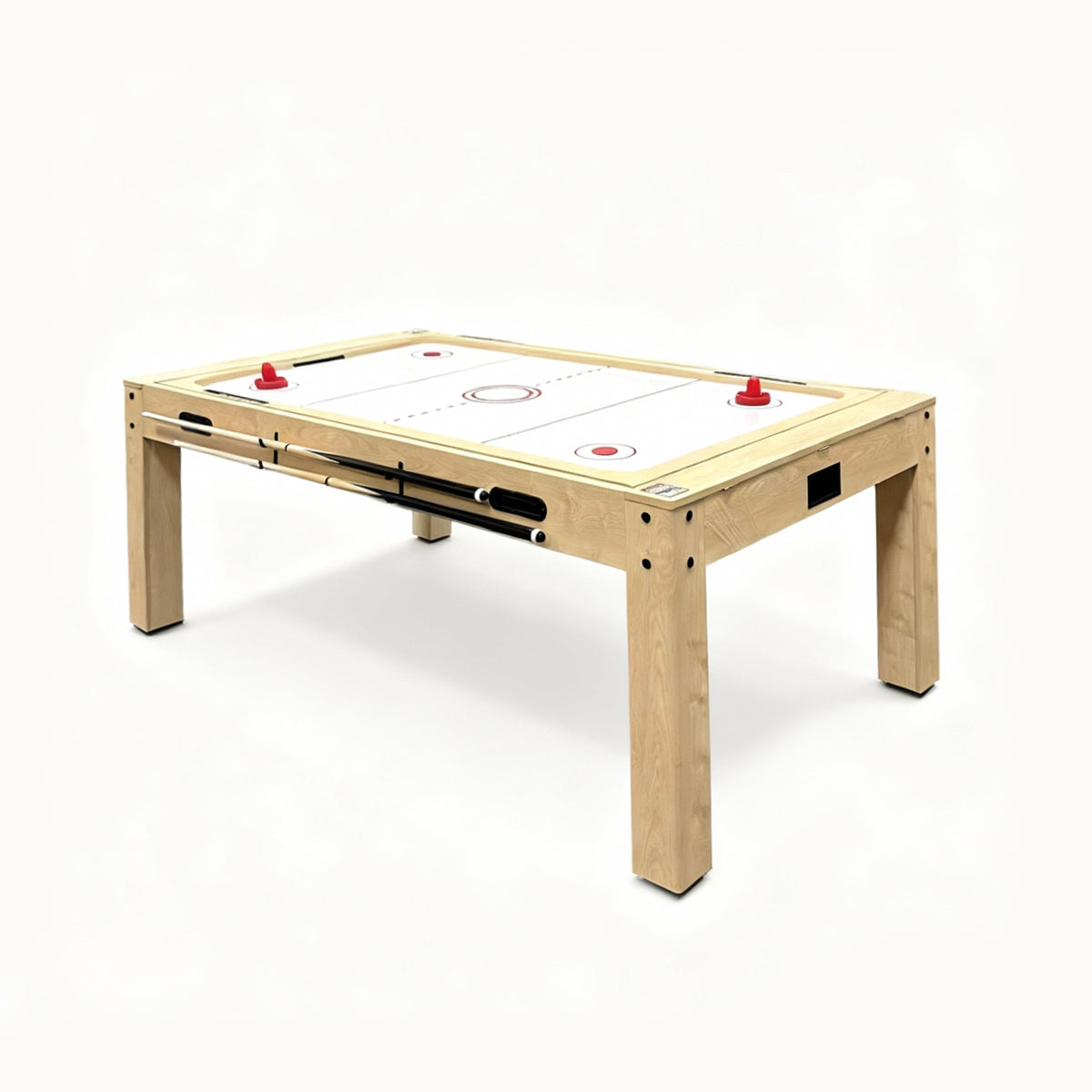 Spieltisch aus Eiche mit hellen Holzoberflächen, roten Puckhaltern und einem klaren, strukturierten Spielfeld für vielseitigen Spielspaß