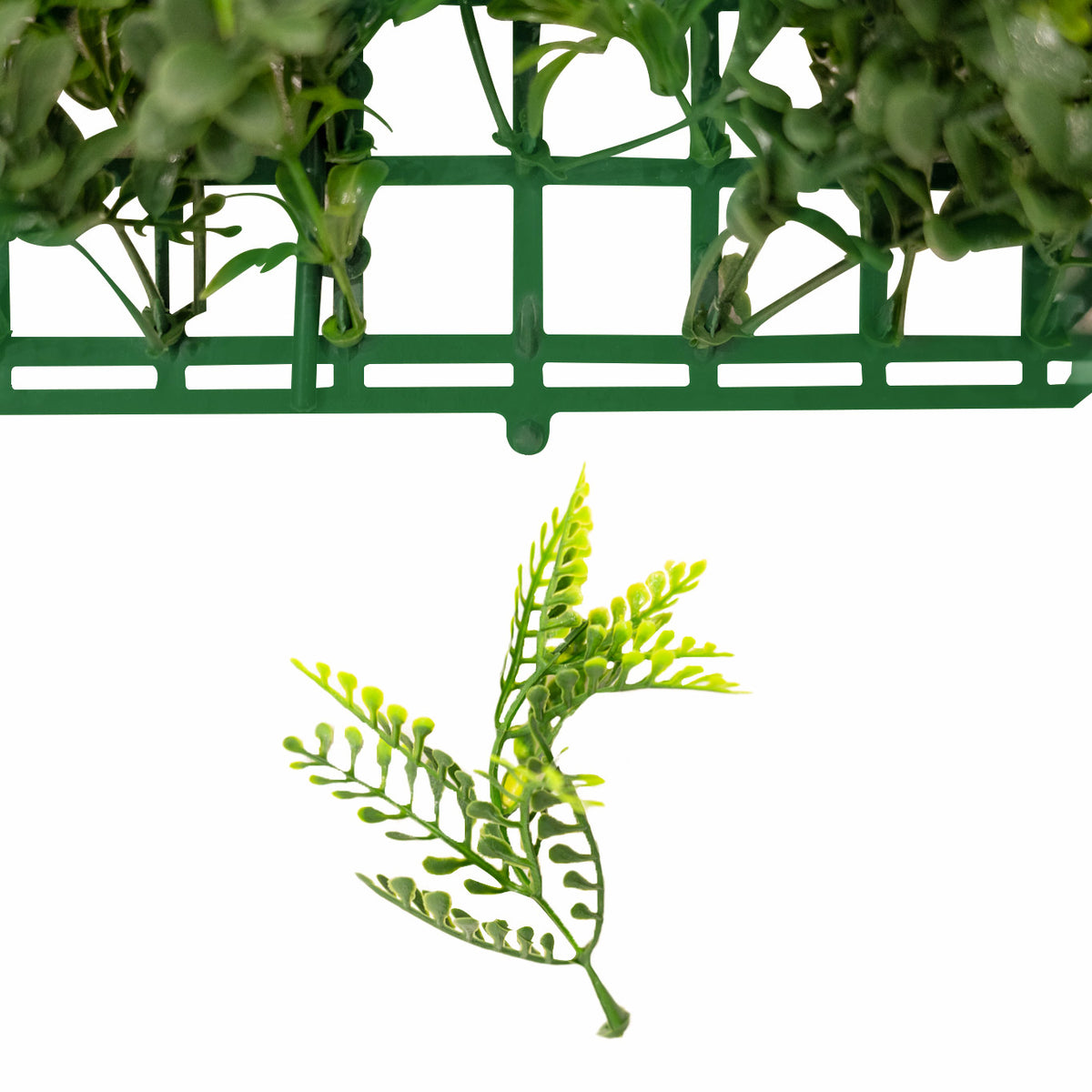 Künstliche Wandfliese in lebendigem Grün mit feinen Blättern, ideal für dekorative Akzente in Innenräumen oder Außenbereichen