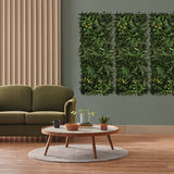 Künstliche Wandfliese in lebendigem Grün mit verschiedenen Pflanzen, dekoriert an einer stilvollen Wand hinter einem modernen Sofa