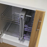 Eckschrank mit zwei ausziehbaren Metallregalen, Holzfront in hellem Eichenfinish, ideal für Küchenorganisation und platzsparende Aufbewahrung