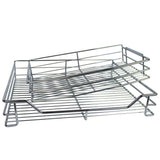 Ausziehbarer Edelstahl-Eckschrank in silber, mit einem stabilen, verchromten Gitterdesign, ideal für platzsparende Aufbewahrung in der Küche