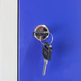 Blauer 3-türiger Schließfachschrank mit glänzendem Schloss, Schlüssel hängt an einem Ring, glatte Oberfläche und robuste Bauweise