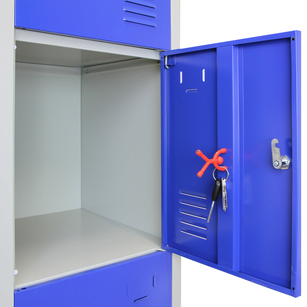 Blauer 4-türiger Schließfachschrank mit geöffnetem Fach, Schlüsselbund hängt an der Tür, glatte Oberfläche und robuste Metallstruktur