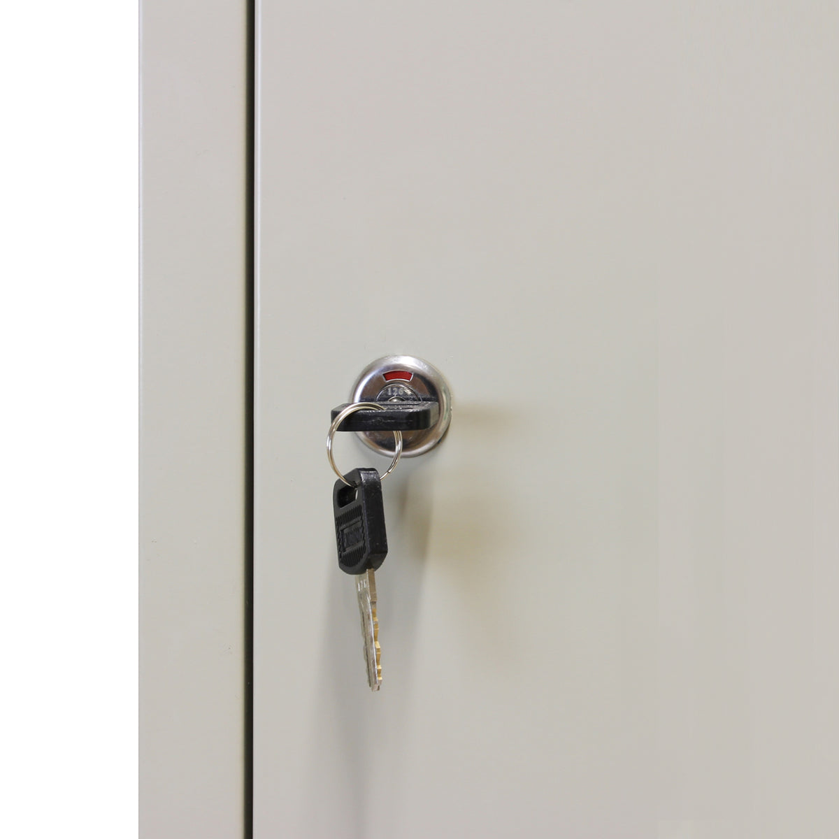 Grauer 3-türiger Schließfachschrank mit glänzendem Schlüsselloch und Schlüssel, ideal für sichere Aufbewahrung in Büros oder Schulen