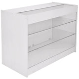 Moderne Verkaufstheke in brillantem Weiß mit klaren Glasflächen, drei Regalen und glatter, eleganter Oberfläche für optimalen Produktdisplay