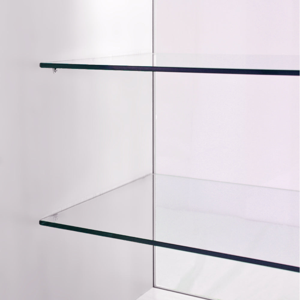 Transparente Glasregale in einer modernen Ladentheke aus brillantem Weiß, ideal für die Präsentation von Produkten in einem eleganten Verkaufsraum