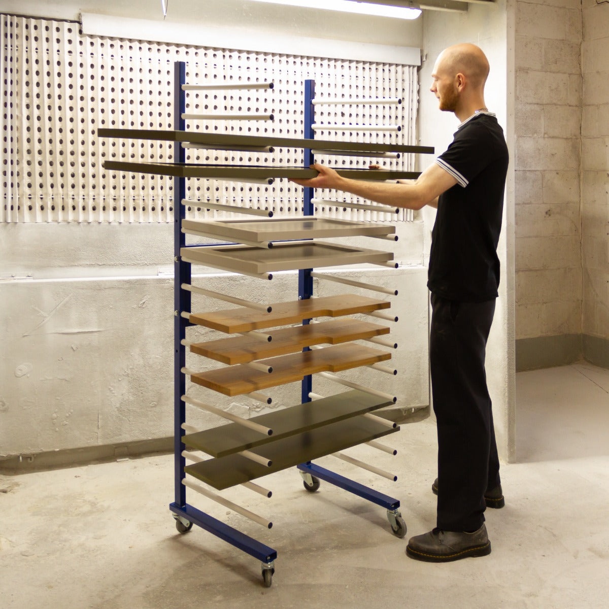 Trocknungswagen mit mehreren Regalen in verschiedenen Farben, stabiler Metallrahmen, leicht beweglich auf Rollen, ideal für Werkstätten und Handwerksbetriebe