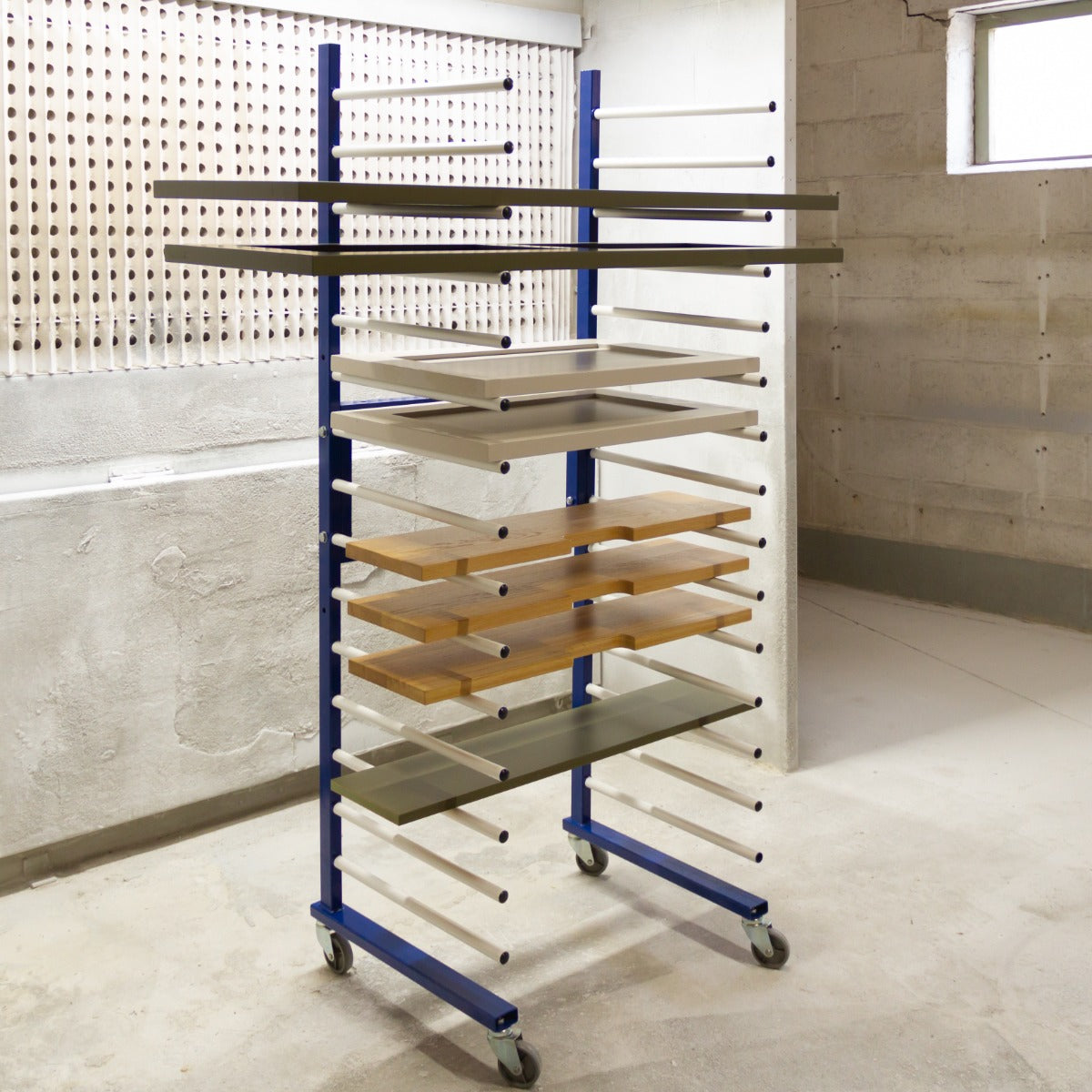 Trocknungswagen mit stabilen blauen Metallrahmen, mehreren Regalen aus Holz und Glas, ideal für die Lagerung und Trocknung von Materialien in Werkstätten