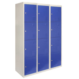 Drei 4-türige Schließfachschränke in Blau mit glatten Oberflächen, robustem Metallmaterial und gleichmäßiger Anordnung der Fächer, ideal für Schulen oder Fitnessstudios