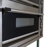 Großer gewerblicher Pizza- und Backofen aus Edelstahl mit zwei Backkammern, klaren Bedienelementen und einem großen Sichtfenster für optimale Kontrolle