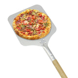 Helle, 9 Zoll Pizzaschaufel aus Edelstahl mit einem robusten Holzgriff, hält eine frisch gebackene Pizza mit knusprigem Rand und frischen Belägen