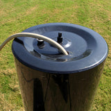 Schwarze Garten Anhängewalze mit 120 Litern, runder Form, glatter Oberfläche und einem Schlauchanschluss auf der Oberseite, ideal für Rasenpflege