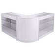 Elegante, weiße Ledentheke mit zwei K1200 und einem CM60, abgerundeten Ecken, Glasregalen und glatter Oberfläche für modernen Verkaufsraum