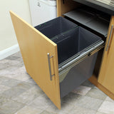Zwei graue 45L Abfalleimer in einem Holzschrank mit einer modernen, schlichten Tür und einem glatten, eleganten Design für optimale Raumnutzung