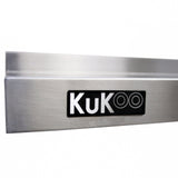 Hochwertiges KuKoo Gastro Wandregal aus Edelstahl, 900 mm lang, mit glatter, glänzender Oberfläche und robustem Design für professionelle Küchen