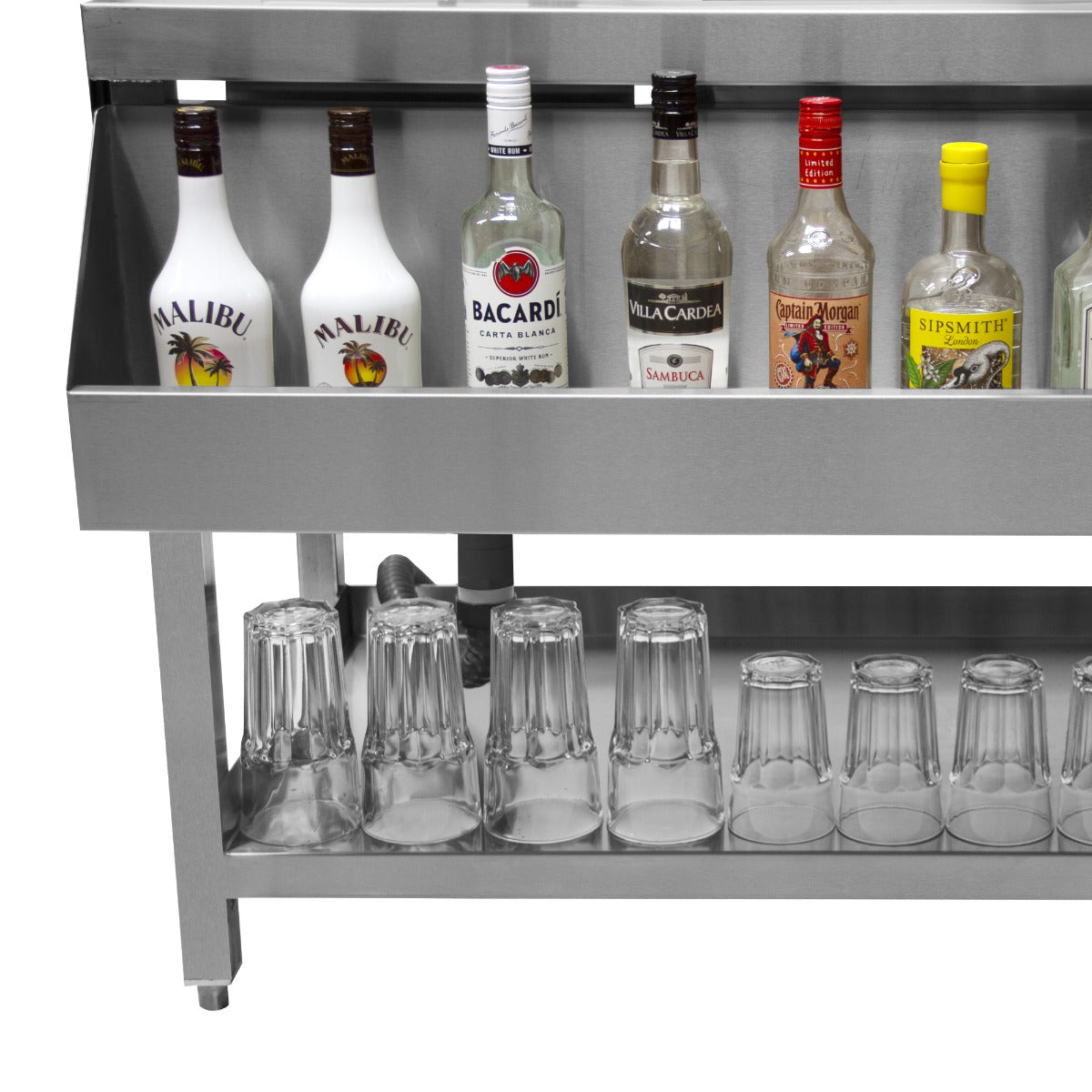 Edelstahl Cocktail Station mit mehreren Flaschen, darunter Malibu und Bacardi, sowie Gläsern in verschiedenen Größen, ideal für die Gastronomie