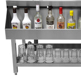 Edelstahl Cocktail Station mit mehreren Flaschen, darunter Malibu und Bacardi, sowie Gläsern in verschiedenen Größen, ideal für die Gastronomie