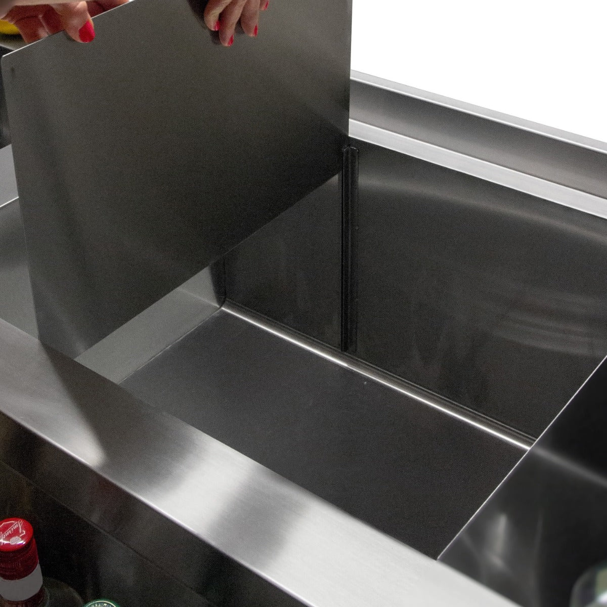 Edelstahl Cocktailstation mit glatter Oberfläche, tiefem Behälter und abnehmbarem Trennblech, ideal für professionelle Barumgebungen