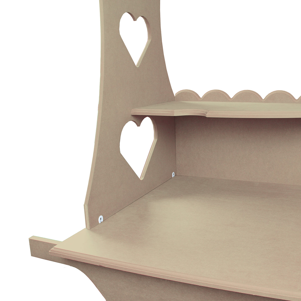 Mini Süßigkeitenstand aus braunem Holz mit herzförmigen Ausschnitten, zwei Regalen und glatter Oberfläche, ideal für eine Candy-Bar-Dekoration