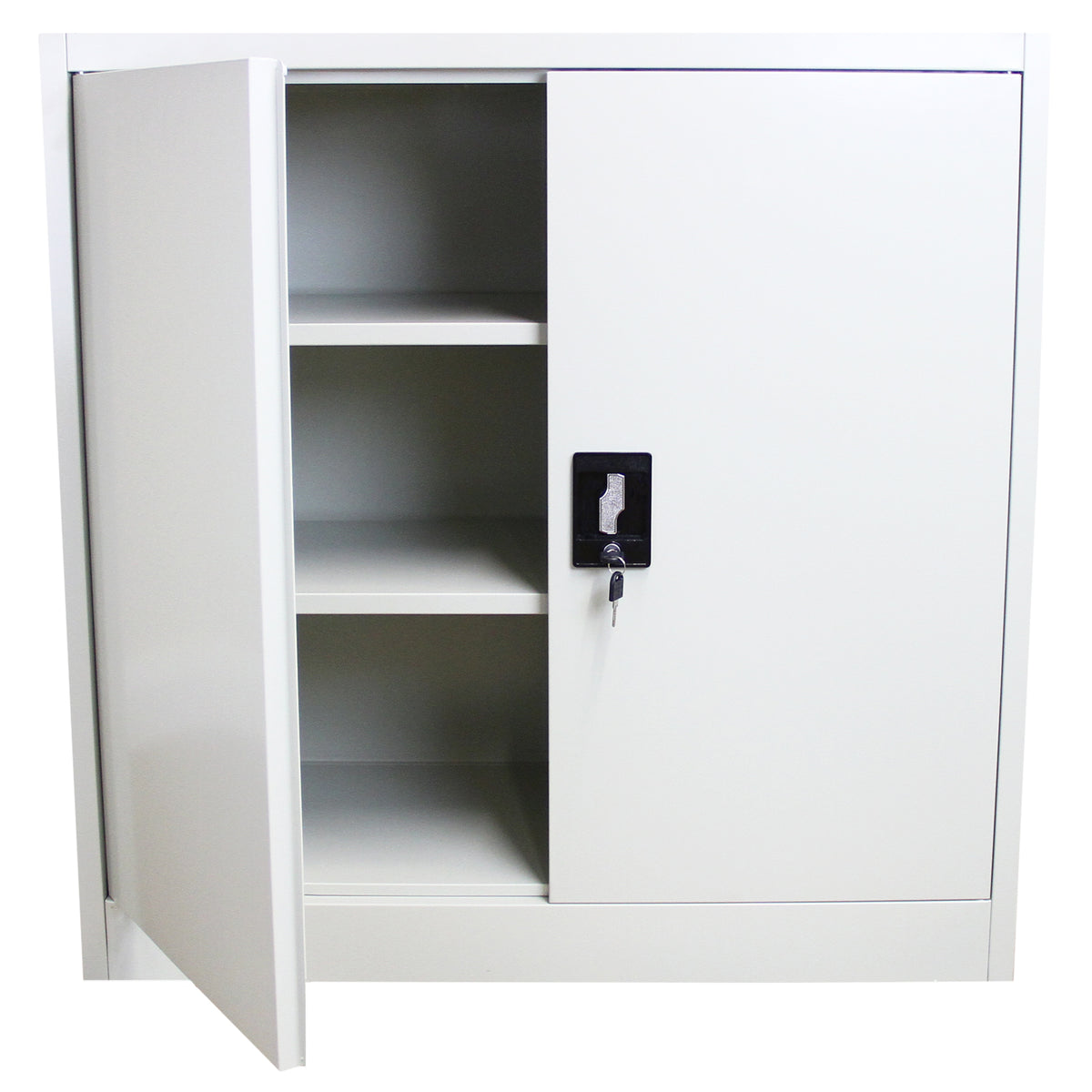 Heller, moderner Aktenschrank aus Metall in 90 cm Breite mit einem Schloss, zwei offenen Regalen und einer Tür in neutralem Weiß