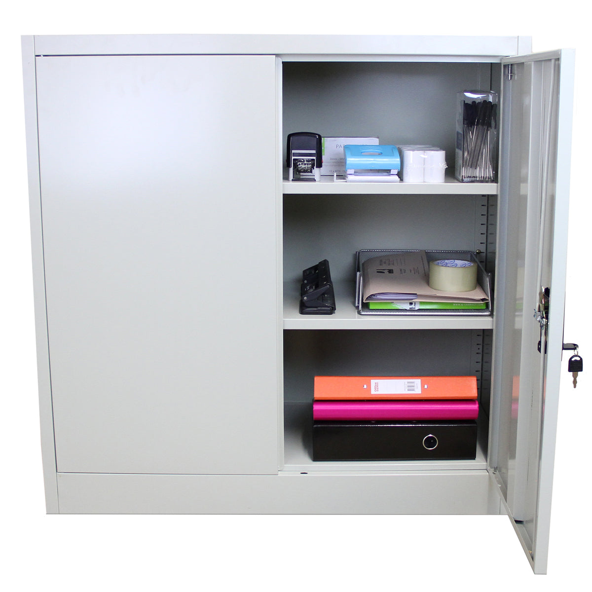Metall-Aktenschrank in hellem Grau, 90 cm breit, mit zwei offenen Regalen und einer Tür, die Bürobedarf wie Ordner und Schreibwaren zeigt
