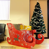 Weihnachtlicher Dekoschlitten aus MDF in leuchtendem Rot mit weißen Schneeflocken und einem Rentiermotiv, dekoriert für festliche Stimmung